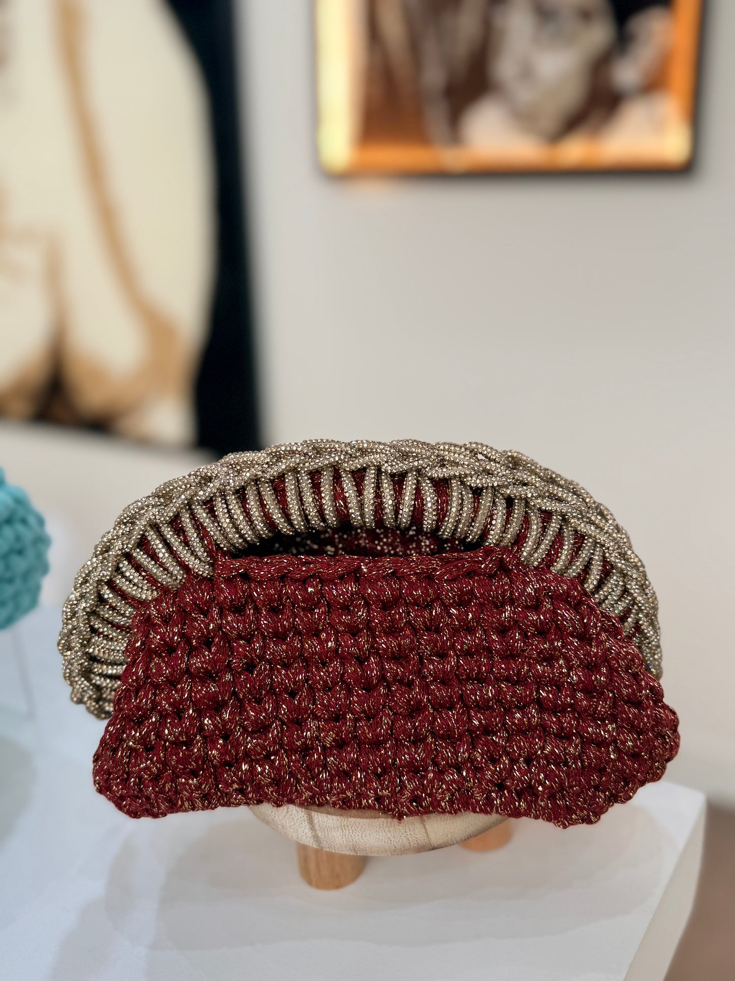 شنطة خيوطها لامعة ومسكة بالكريستال