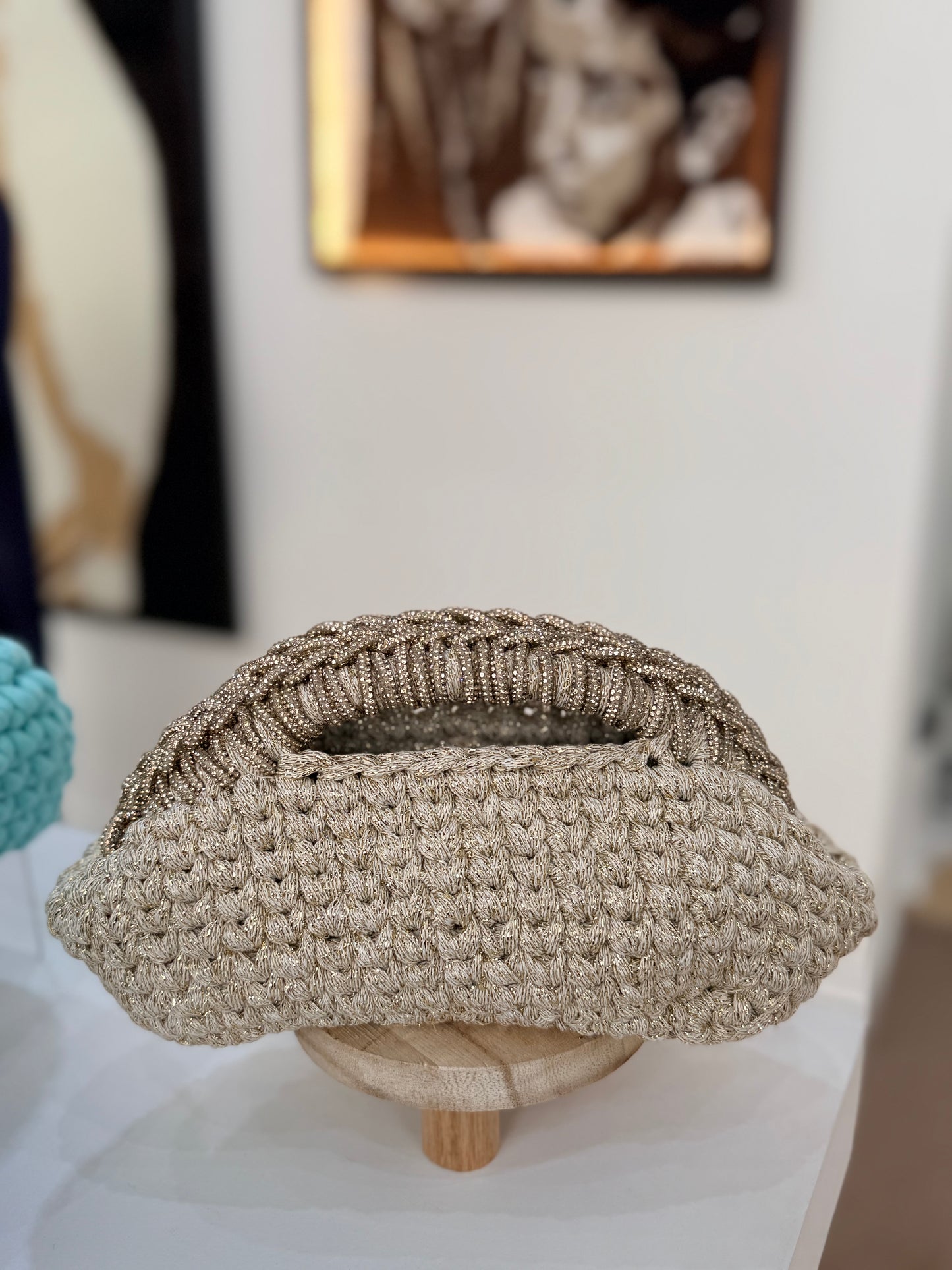 شنطة خيوطها لامعة ومسكة بالكريستال