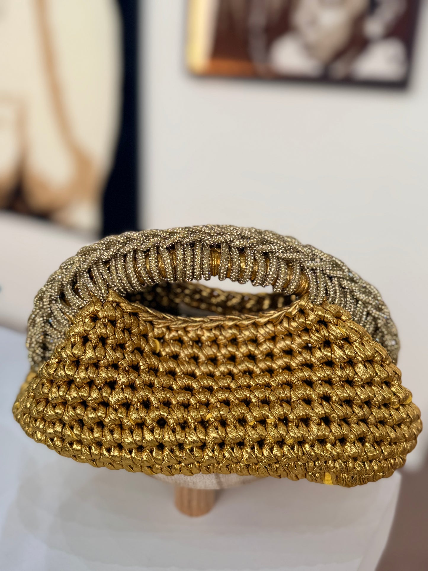 شنطة مصنوعة بخيوط الجلد ومسكة الكريستال