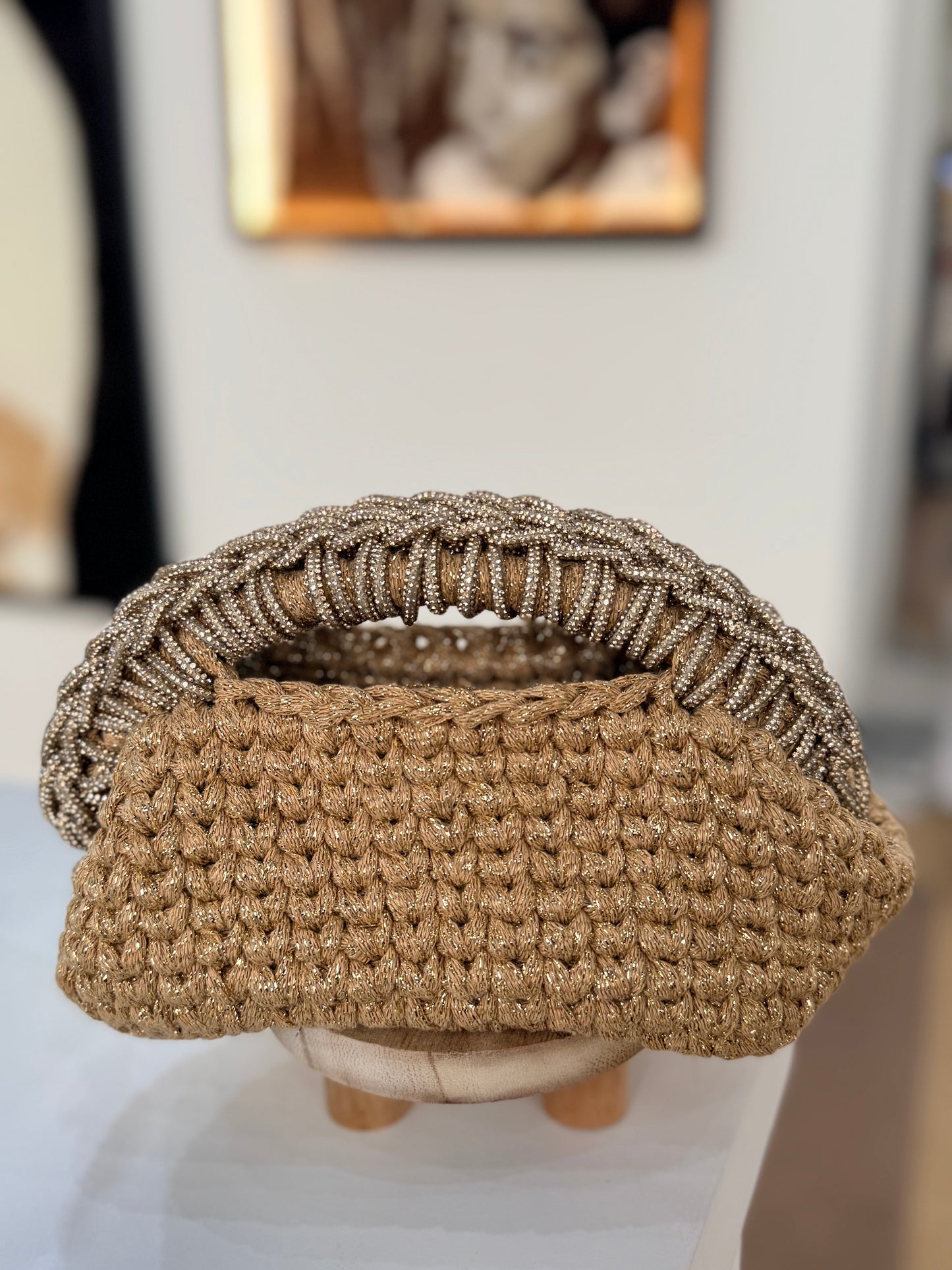 شنطة خيوطها لامعة ومسكة بالكريستال