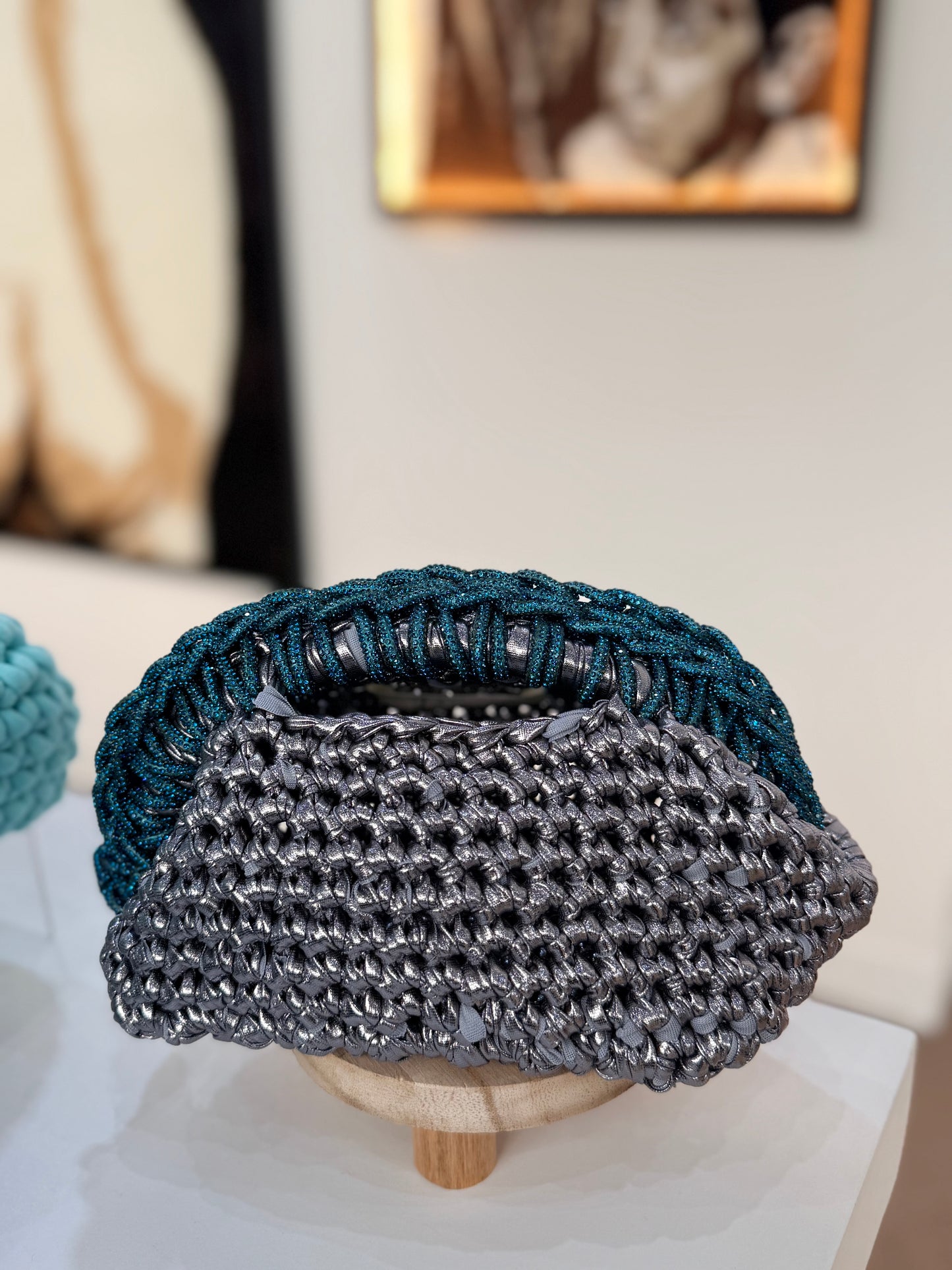 شنطة مصنوعة بخيوط الجلد ومسكة الكريستال